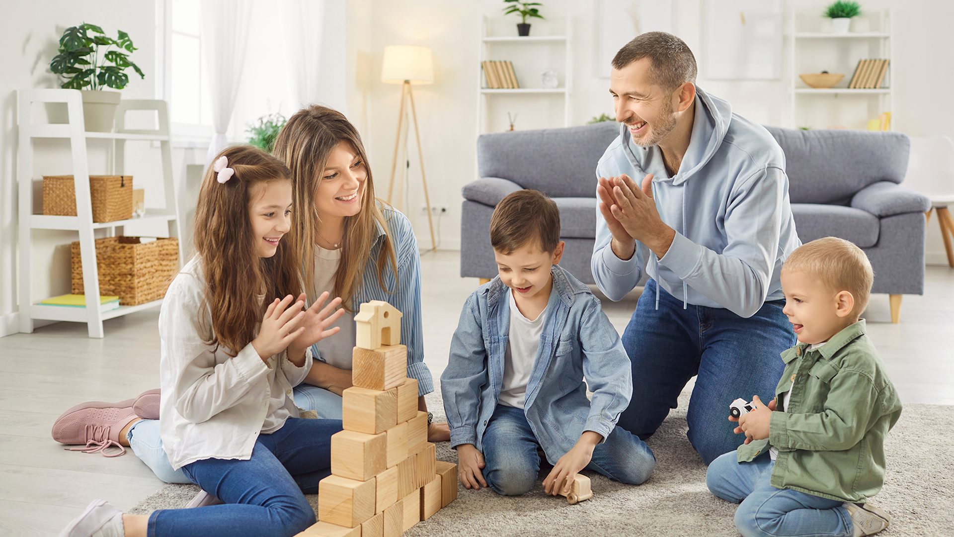 Família feliz em condomínio administrado pela Sindicompany